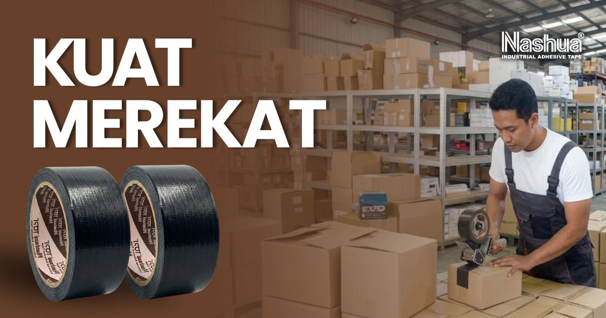 Pekerja gudang logistik sedang mengemas kardus kargo menggunakan lakban hitam industri merek Nashua yang kuat merekat.
