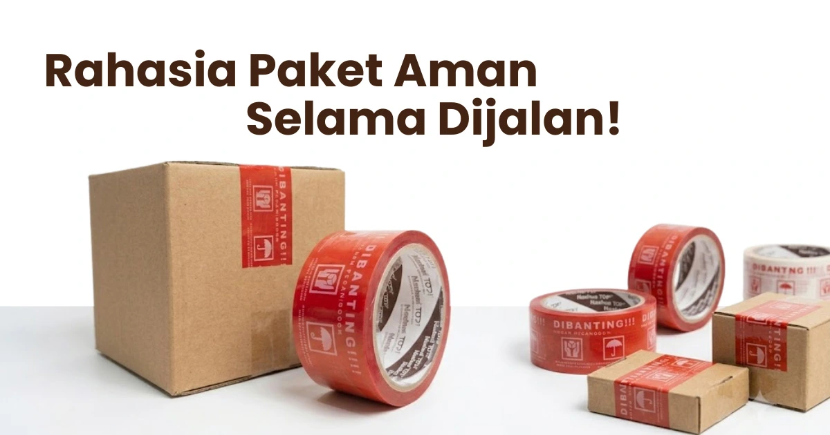 Kardus pengiriman yang disegel dengan aman menggunakan lakban fragile untuk ekspedisi berwarna merah.